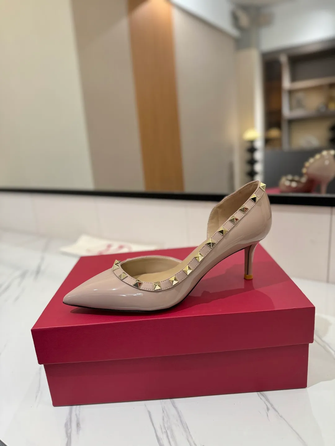 👟👟Ex-factory price 580👟👟 Valentino/Valentino rivet VT classic shoes, top replica! The side curves are perfect, the original molded custom-made rust-free rivets, and the textured hardware bring out a full sense of high-end, giving you a genuine foot feel! The first choice for high-end customers❤️ [Material] Upper: Original imported custom patent leather Lining: Original imported goatskin Outsole: Imported pearlescent leather outsole Heel height: 6.5CM Code number: 35-39 [34, 40, 41, 42 custom-made are not returnable]